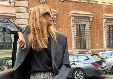 prada borsa con borchie|Benedetta Porcaroli in jeans con risvolto e borsa morbida: il look .